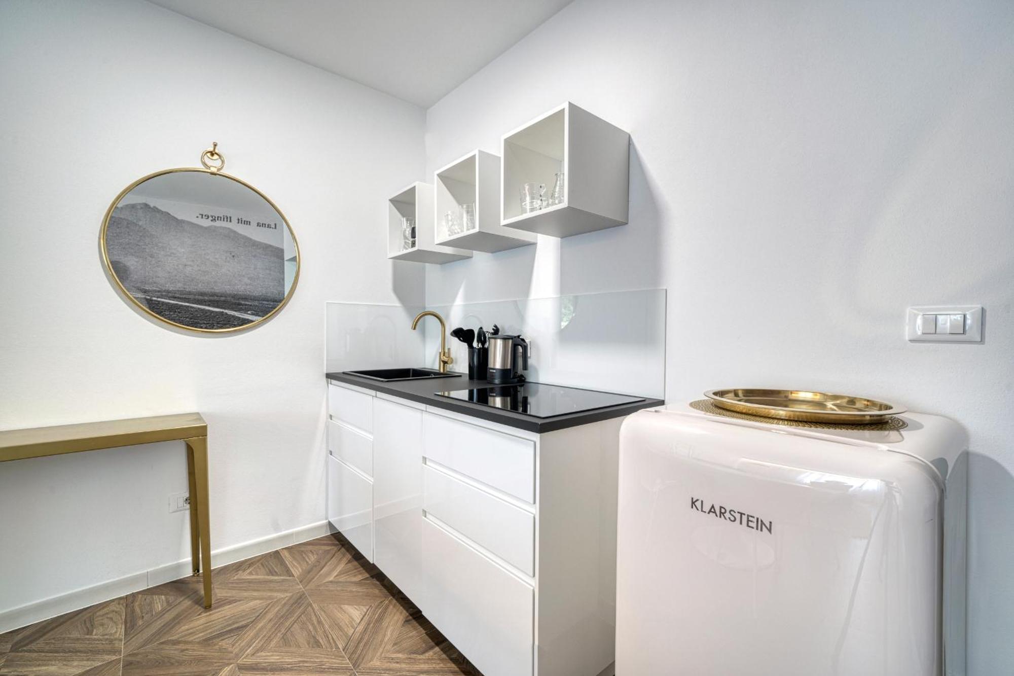 Goldfinger + Aparthotel